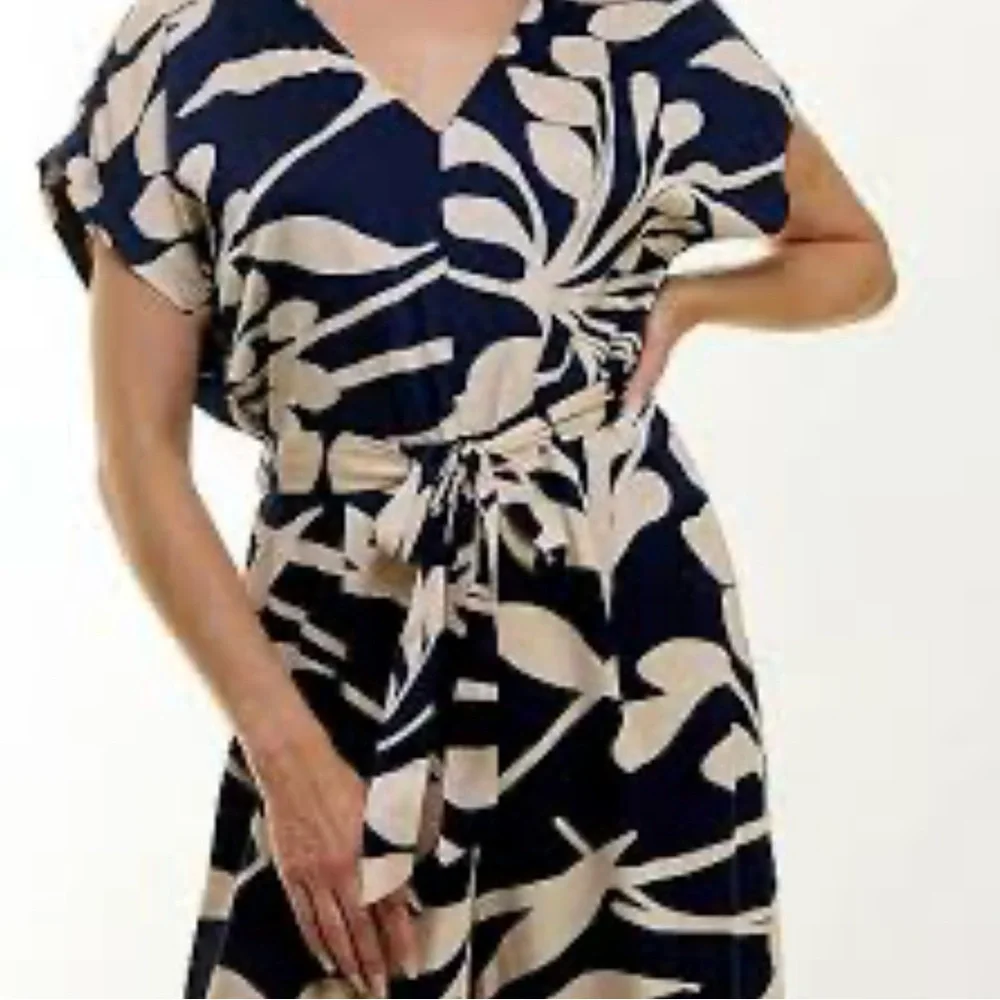 💎💎💙Navy and White Floral Jumpsuit - Picture 6 of 16